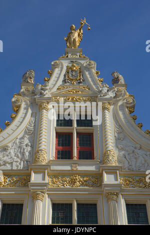 La place Burg à Bruges (Belgique) est vraiment une vitrine de différents styles architecturaux européens. À côté de l'hôtel de ville gothique se dresse l'ancien registre civil en style renaissance. (1534-1537). Banque D'Images