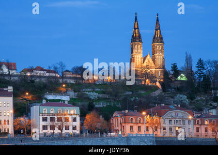 Vysehrad après la tombée de la nuit. Basilique de Saint Pierre et Saint Paul. L'ancienne place de Prague pendant le coucher du soleil. Banque D'Images