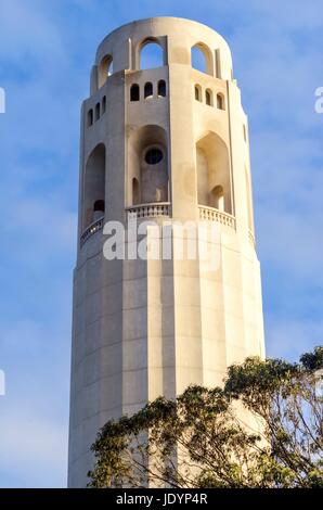 La Coit Tower, alias le Lillian Coit Memorial Tower sur Telegraph Hill de San Francisco, Californie, États-Unis d'Amérique. Une vue rapprochée de la tour blanche flutted haut. Banque D'Images