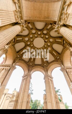 L'entrée au Palais des Beaux-Arts à San Francisco, Californie, États-Unis d'Amérique. Une colonnade Grecque romaine architecture avec statues et sculptures autour d'un lagon. Banque D'Images