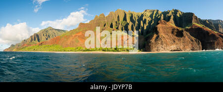 La côte de Na Pali prises à partir de la croisière au coucher du soleil le long de la côte de Kauai Banque D'Images