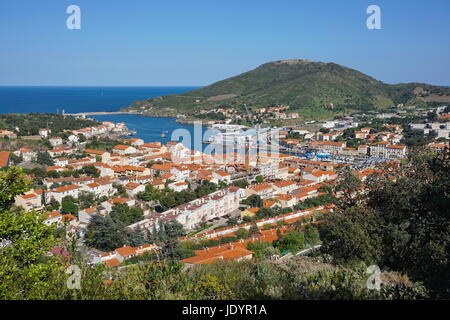 La ville côtière de Port Vendres avec son port et le fort en arrière-plan de l'Ours, mer Méditerranée, Roussillon, Pyrénées Orientales, au sud de la France Banque D'Images