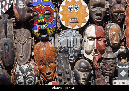 Masques africains traditionnels la pendaison pour vendre dans une échoppe de marché Banque D'Images