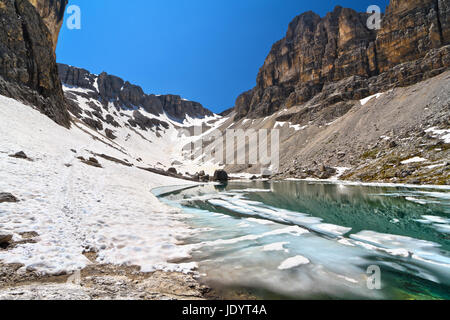 Vue d'été de Pisciadu lake et Tita vallée en montagne Sella, sudtirol, Italie Banque D'Images