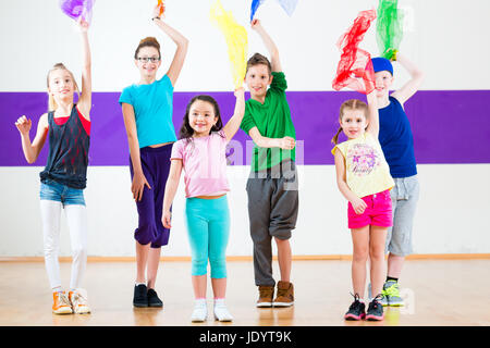 Les enfants de la danse chorégraphie de groupe moderne avec les écharpes Banque D'Images