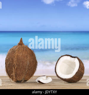 Frische Kokosnuss im Sommer am Meer und Strand Banque D'Images