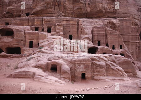 La rue des façades ou en nécropole la ville de Temple de Pétra en Jordanie dans le Moyen-Orient. Banque D'Images