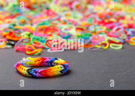 Bandes élastiques colorés rainbow loom Banque D'Images