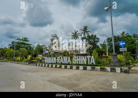 BALI, INDONÉSIE - Mars 08, 2017 : Telajakan dan jalan taman rama sinta statue en mengwitani terminal, situé à Denpasar en Indonésie. Banque D'Images