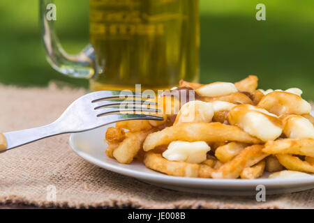 La poutine du Québec classique avec frites, sauce, fromage en grains et Banque D'Images