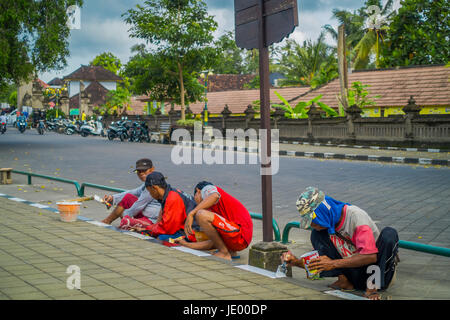 BALI, INDONÉSIE - Mars 08, 2017 : groupe de personnes non identifiées peinture le trottoir à l'extérieur du temple royal de Mengwi situé dans la région de Mengwi Empire Banque D'Images