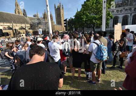 La place du parlement, Londres, Royaume-Uni. 21 juin 2017. Certains protestataires gauche à la fin de la journée à la place du Parlement à la Journée de la Colère de protestation. Crédit : Matthieu Chattle/Alamy Live News