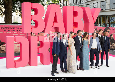 Londres, Royaume-Uni. 21 Juin, 2017. L-R : CJ Jones, Edgar Wright, Eiza Gonzalez, Jon Hamm, Lily James, Kevin Spacey, Ansel Elgort, Jamie Foxx. Casting du film au niveau de la première européenne de pilote Bébé réalisé par Edgar Wright. Credit : Bettina Strenske/Alamy Live News Banque D'Images