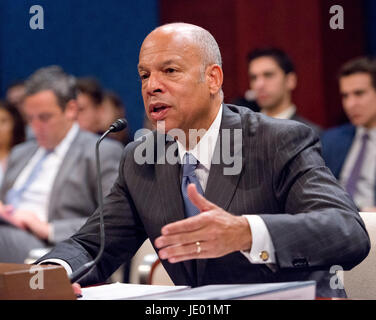 Ancien Secrétaire de la sécurité intérieure Jeh Johnson témoigne devant le Comité permanent de la Chambre nous Renseignement sur l'Équipe spéciale d'enquête de la Russie Audition sur la colline du Capitole à Washington, DC le mercredi 21 juin 2017. Credit : Ron Sachs/CNP /MediaPunch Banque D'Images