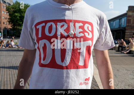 Bristol, Royaume-Uni, 21 juin, 2017. Un homme portant un 'conservateurs' T shirt est photographié avant le début de l'austérité tue, la justice pour Grenfell de protestation. La manifestation était organisée par l'Assemblée du peuple et Bristol ACORN communauté l'union, qui affirment que la manifestation vise à unir Bristolians de façon très visible la solidarité avec les victimes de l'incendie de Grenfell. Les organisateurs ont délibérément la protestation le 21 juin pour coïncider avec la remise "le discours de la Reine" au Parlement. Credit : lynchpics/Alamy Live News Banque D'Images