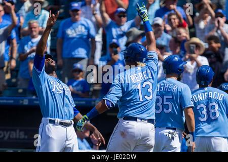 Kansas City, MO, USA. 21 Juin, 2017. Salvador Perez # 13 des Royals de Kansas City célèbre avec l'équipe après la connexion sur un Red Sox de Boston pour un grand chelem en 8e manche durant le jeu à Kauffman Stadium de Kansas City, MO. Kyle Rivas/Cal Sport Media/Alamy Live News Banque D'Images