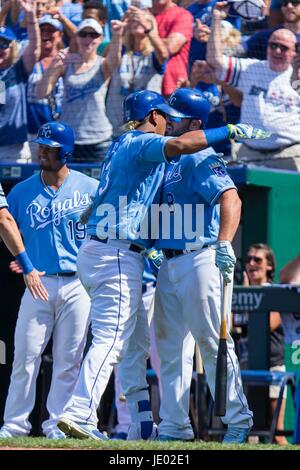 Kansas City, MO, USA. 21 Juin, 2017. Salvador Perez # 13 des Royals de Kansas City célèbre avec l'équipe après la connexion sur un Red Sox de Boston pour un grand chelem en 8e manche durant le jeu à Kauffman Stadium de Kansas City, MO. Kyle Rivas/Cal Sport Media/Alamy Live News Banque D'Images