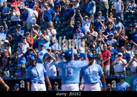 Kansas City, MO, USA. 21 Juin, 2017. Salvador Perez # 13 des Royals de Kansas City célèbre avec l'équipe après la connexion sur un Red Sox de Boston pour un grand chelem en 8e manche durant le jeu à Kauffman Stadium de Kansas City, MO. Kyle Rivas/Cal Sport Media/Alamy Live News Banque D'Images