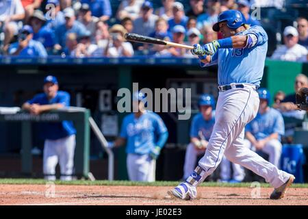 Kansas City, MO, USA. 21 Juin, 2017. Salvador Perez # 13 des Royals de Kansas City se connecte sur un Red Sox de Boston pour un grand chelem en 8e manche durant le jeu à Kauffman Stadium de Kansas City, MO. Kyle Rivas/Cal Sport Media/Alamy Live News Banque D'Images