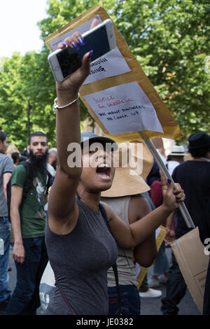 Londres, Royaume-Uni. 21 Juin, 2017. Des militants de mouvement pour la justice par tous les moyens nécessaires organiser une "journée de colère" de mars Shepherds Bush Green à la place du Parlement pour exiger la justice pour les personnes touchées par l'incendie dans la tour de Grenfell et de demander un changement de gouvernement le jour de l'imprimeur de la parole au Parlement. Credit : Mark Kerrison/Alamy Live News Banque D'Images