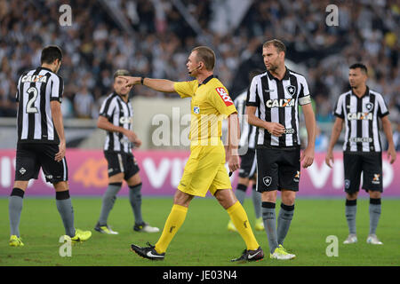 Rio de Janeiro, Brésil. 21 Juin, 2017. Vuaden arbitre Leandro Pedro au cours de Botafogo vs Vasco tenue à l'Nilton Santos Stadium pour la 9e manche du Championnat du Brésil à Rio de Janeiro, RJ. Credit : Celso Pupo/FotoArena/Alamy Live News Banque D'Images