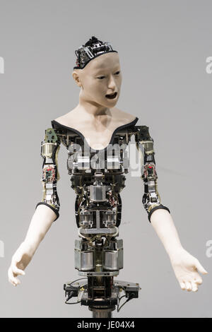 Tokyo, Tokyo, Japon. 22 Juin, 2017. Un robot humanoïde appelé Alter, conçu par des scientifiques au Japon est exposé au Musée national des sciences nouvelles et innovations à Tokyo, Japon. Que la CPG a un réseau neutre qui reproduit les neurones, ce qui permet au robot de créer les habitudes de déplacement de ses propres, influencé par des capteurs qui détectent tout près, la température et, pour une raison quelconque, l'humidité. L'installation ne prend pas pour les droits de l'-comme le mouvement, mais il donne au spectateur la sensation très étrange que ce robot est en quelque sorte vivant. Credit : Alessandro Di Ciommo/ZUMA/Alamy Fil Live News Banque D'Images