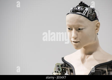 Tokyo, Tokyo, Japon. 22 Juin, 2017. Un robot humanoïde appelé Alter, conçu par des scientifiques au Japon est exposé au Musée national des sciences nouvelles et innovations à Tokyo, Japon. Que la CPG a un réseau neutre qui reproduit les neurones, ce qui permet au robot de créer les habitudes de déplacement de ses propres, influencé par des capteurs qui détectent tout près, la température et, pour une raison quelconque, l'humidité. L'installation ne prend pas pour les droits de l'-comme le mouvement, mais il donne au spectateur la sensation très étrange que ce robot est en quelque sorte vivant. Credit : Alessandro Di Ciommo/ZUMA/Alamy Fil Live News Banque D'Images