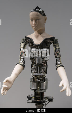 Tokyo, Tokyo, Japon. 22 Juin, 2017. Un robot humanoïde appelé Alter, conçu par des scientifiques au Japon est exposé au Musée national des sciences nouvelles et innovations à Tokyo, Japon. Que la CPG a un réseau neutre qui reproduit les neurones, ce qui permet au robot de créer les habitudes de déplacement de ses propres, influencé par des capteurs qui détectent tout près, la température et, pour une raison quelconque, l'humidité. L'installation ne prend pas pour les droits de l'-comme le mouvement, mais il donne au spectateur la sensation très étrange que ce robot est en quelque sorte vivant. Credit : Alessandro Di Ciommo/ZUMA/Alamy Fil Live News Banque D'Images