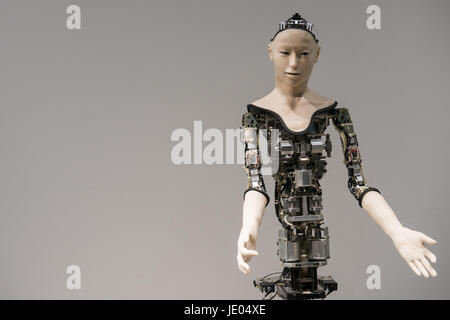 Tokyo, Tokyo, Japon. 22 Juin, 2017. Un robot humanoïde appelé Alter, conçu par des scientifiques au Japon est exposé au Musée national des sciences nouvelles et innovations à Tokyo, Japon. Que la CPG a un réseau neutre qui reproduit les neurones, ce qui permet au robot de créer les habitudes de déplacement de ses propres, influencé par des capteurs qui détectent tout près, la température et, pour une raison quelconque, l'humidité. L'installation ne prend pas pour les droits de l'-comme le mouvement, mais il donne au spectateur la sensation très étrange que ce robot est en quelque sorte vivant. Credit : Alessandro Di Ciommo/ZUMA/Alamy Fil Live News Banque D'Images