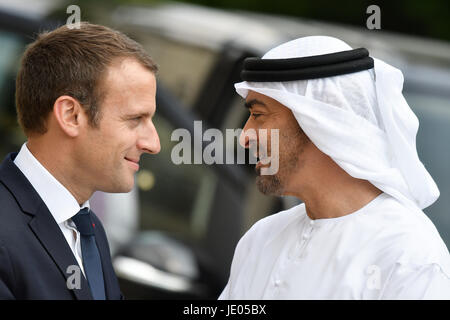 Paris. 21 Juin, 2017. Le président français, Emmanuel Macron (L) rencontre avec Abu Dhabi Prince héritier Cheikh Mohammed bin Zayed Al-Nahyan à l'Elysée à Paris le 21 juin 2017. Crédit : Jack Chan/Xinhua/Alamy Live News Banque D'Images