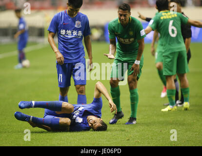 22 juin 2017 - Shanghai, Shanghai, Chine - SHANGHAI, CHINE - 21 juin 2017 : (usage éditorial uniquement. Chine OUT) ..L'équipe de Shanghai Shenhua Beijing Guo'an défaites avec l'équipe de 1:0 à un match lors de la Coupe du Football chinois (CFA) à Shanghai, le 21 juin 2017. (Crédit Image : © SIPA l'Asie via Zuma sur le fil) Banque D'Images