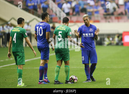 22 juin 2017 - Shanghai, Shanghai, Chine - SHANGHAI, CHINE - 21 juin 2017 : (usage éditorial uniquement. Chine OUT) ..L'équipe de Shanghai Shenhua Beijing Guo'an défaites avec l'équipe de 1:0 à un match lors de la Coupe du Football chinois (CFA) à Shanghai, le 21 juin 2017. (Crédit Image : © SIPA l'Asie via Zuma sur le fil) Banque D'Images