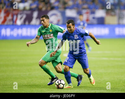 22 juin 2017 - Shanghai, Shanghai, Chine - SHANGHAI, CHINE - 21 juin 2017 : (usage éditorial uniquement. Chine OUT) ..L'équipe de Shanghai Shenhua Beijing Guo'an défaites avec l'équipe de 1:0 à un match lors de la Coupe du Football chinois (CFA) à Shanghai, le 21 juin 2017. (Crédit Image : © SIPA l'Asie via Zuma sur le fil) Banque D'Images