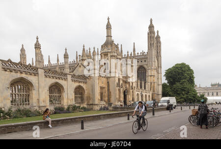 Cambridge, UK. 22 juin 2017. UK : Météo nuageux matin après journée la plus chaude depuis 40 ans. Quelques averses orageuses sont probablement à la fin de la matinée, ces - qui pourrait être lourd, avant de dégager de là vers l'Est au cours de l'après-midi, plus frais et plus lumineux propagation conditions de l'ouest. sur chaude journée ensoleillée . Les collèges de Cambridge et bâtiments, River Crédit : WansfordPhoto ram/Alamy Live News Banque D'Images