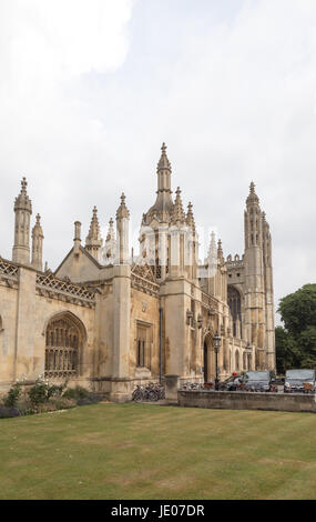 Cambridge, UK. 22 juin 2017. UK : Météo nuageux matin après journée la plus chaude depuis 40 ans. Quelques averses orageuses sont probablement à la fin de la matinée, ces - qui pourrait être lourd, avant de dégager de là vers l'Est au cours de l'après-midi, plus frais et plus lumineux propagation conditions de l'ouest. sur chaude journée ensoleillée . Les collèges de Cambridge et bâtiments, River Crédit : WansfordPhoto ram/Alamy Live News Banque D'Images