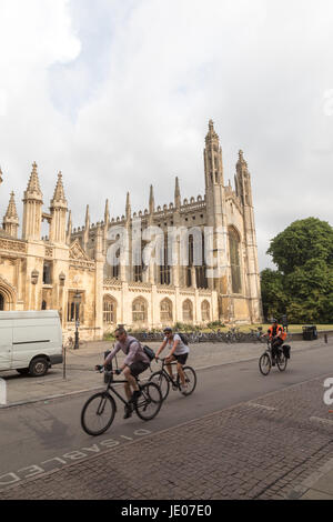 Cambridge, UK. 22 juin 2017. UK : Météo nuageux matin après journée la plus chaude depuis 40 ans. Quelques averses orageuses sont probablement à la fin de la matinée, ces - qui pourrait être lourd, avant de dégager de là vers l'Est au cours de l'après-midi, plus frais et plus lumineux propagation conditions de l'ouest. sur chaude journée ensoleillée . Les collèges de Cambridge et bâtiments, River Crédit : WansfordPhoto ram/Alamy Live News Banque D'Images