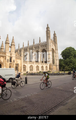 Cambridge, UK. 22 juin 2017. UK : Météo nuageux matin après journée la plus chaude depuis 40 ans. Quelques averses orageuses sont probablement à la fin de la matinée, ces - qui pourrait être lourd, avant de dégager de là vers l'Est au cours de l'après-midi, plus frais et plus lumineux propagation conditions de l'ouest. sur chaude journée ensoleillée . Les collèges de Cambridge et bâtiments, River Crédit : WansfordPhoto ram/Alamy Live News Banque D'Images
