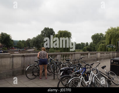 Cambridge, UK. 22 juin 2017. UK : Météo nuageux matin après journée la plus chaude depuis 40 ans. Quelques averses orageuses sont probablement à la fin de la matinée, ces - qui pourrait être lourd, avant de dégager de là vers l'Est au cours de l'après-midi, plus frais et plus lumineux propagation conditions de l'ouest. sur chaude journée ensoleillée . Les collèges de Cambridge et bâtiments, River Crédit : WansfordPhoto ram/Alamy Live News Banque D'Images