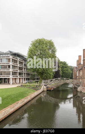 Cambridge, UK. 22 juin 2017. UK : Météo nuageux matin après journée la plus chaude depuis 40 ans. Quelques averses orageuses sont probablement à la fin de la matinée, ces - qui pourrait être lourd, avant de dégager de là vers l'Est au cours de l'après-midi, plus frais et plus lumineux propagation conditions de l'ouest. sur chaude journée ensoleillée . Les collèges de Cambridge et bâtiments, River Crédit : WansfordPhoto ram/Alamy Live News Banque D'Images