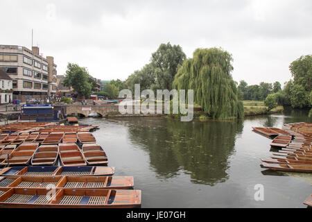 Cambridge, UK. 22 juin 2017. UK : Météo nuageux matin après journée la plus chaude depuis 40 ans. Quelques averses orageuses sont probablement à la fin de la matinée, ces - qui pourrait être lourd, avant de dégager de là vers l'Est au cours de l'après-midi, plus frais et plus lumineux propagation conditions de l'ouest. sur chaude journée ensoleillée . Les collèges de Cambridge et bâtiments, River Crédit : WansfordPhoto ram/Alamy Live News Banque D'Images