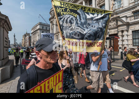 21 juin 2017 - Londres, Royaume-Uni - LONDRES, Royaume-Uni. 21 juin 2017. D'autres ont rejoint le mouvement pour la justice mars 5 mile de Sheperds Bush avant qu'il atteint de Whitehall. Comme il a passé Downing St, un petit groupe fait un bond vers la ligne de police devant les portes. D'autres manifestants les ont tirés en arrière et certains des organisateurs mars formé une ligne entre manifestants et policiers exhortant les manifestants d'aller de l'un. Ils ont ensuite tenu un rassemblement court au milieu de Whitehall avant qu'un consensus a décidé de passer à la place du Parlement, où la marche a pris fin au milieu de la route. Il y avait plus de discours et de chan Banque D'Images