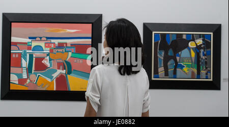 Riegel, Allemagne. 21 Juin, 2017. Une personne marche dernières peintures de l'artiste Françoise Gilot par Picasso à l'exposition 'Picasso et les femmes" à l'art hall Messmer à Riegel, Allemagne, 21 juin 2017. Les vitrines de l'exposition des femmes dans la vie de Picasso qui a servi de muses et est devenu artiste dans leur propre droit. L'exposition peut être vu entre le 24 juin 2017 et le 12 novembre 2017. Photo : Patrick Seeger/dpa/Alamy Live News Banque D'Images