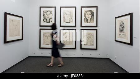 Riegel, Allemagne. 21 Juin, 2017. Une personne marche dernières photos de l'artiste Françoise Gilot par Picasso à l'exposition 'Picasso et les femmes" à l'art hall Messmer à Riegel, Allemagne, 21 juin 2017. Les vitrines de l'exposition des femmes dans la vie de Picasso qui a servi de muses et est devenu artiste dans leur propre droit. L'exposition peut être vu entre le 24 juin 2017 et le 12 novembre 2017. Photo : Patrick Seeger/dpa/Alamy Live News Banque D'Images