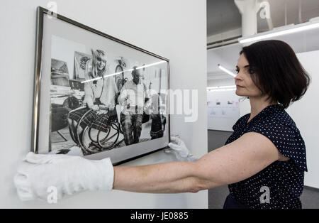 Riegel, Allemagne. 21 Juin, 2017. Un employé de l'art accorde une photographie de Sylvette David avec Pablo Picasso sur le mur à l'exposition 'Picasso et les femmes" à l'art hall Messmer à Riegel, Allemagne, 21 juin 2017. Les vitrines de l'exposition des femmes dans la vie de Picasso qui a servi de muses et est devenu artiste dans leur propre droit. L'exposition peut être vu entre le 24 juin 2017 et le 12 novembre 2017. Photo : Patrick Seeger/dpa/Alamy Live News Banque D'Images