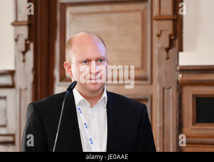 Pilsen, République tchèque. 22 Juin, 2017. David Hart, chef de la communication de l'Europe Asahi Breweries Ltd. (ABEL), de l'entreprise parle pendant la réunion et Asahi ABEL privés avec journaliste à Pilsen, République tchèque, le 22 juin 2017. Groupe japonais Asahi a pris plus de Pilsner Urquell, le 31 mars 2017. Pilsner Urquell est le plus grand producteur de bière en République tchèque. Photo : CTK Miroslav Chaloupka/Photo/Alamy Live News Banque D'Images