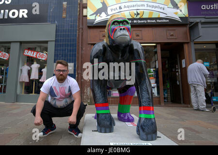 Hamilton, Scotland, UK. 22 juin. La grande ruée, l'art et la faune dans la région de Hamilton.Un 'Wild dans l'Art" qui voit l'art local et les entreprises viennent ensemble pour produire des sculptures colorées pour l'été éparpillés autour de la ville sur un sentier de découverte et la carte gratuitement depuis le centre d'information. Bien que de nombreux artistes locaux, les entreprises et les animaux sont disponibles, la girafe marque Tunnock's teacakes attire beaucoup d'intérêt national,lancement officiel du vendredi 23 juin. Gerard crédit Ferry/Alamy news Banque D'Images