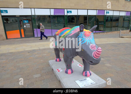 Hamilton, Scotland, UK. 22 juin. La grande ruée, l'art et la faune dans la région de Hamilton.Un 'Wild dans l'Art" qui voit l'art local et les entreprises viennent ensemble pour produire des sculptures colorées pour l'été éparpillés autour de la ville sur un sentier de découverte et la carte gratuitement depuis le centre d'information. Bien que de nombreux artistes locaux, les entreprises et les animaux sont disponibles, la girafe marque Tunnock's teacakes attire beaucoup d'intérêt national,lancement officiel du vendredi 23 juin. Gerard crédit Ferry/Alamy news Banque D'Images