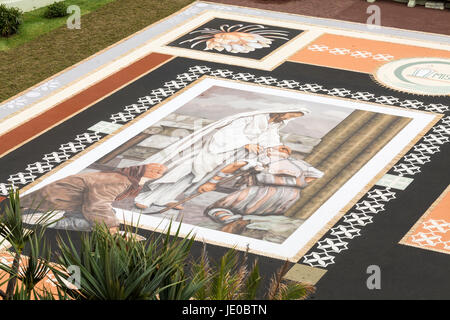 La Orotava, Tenerife, 22 juin 2017. Célébrations Corpus Christi annuelle lorsque les gens locaux faire tapis de pétales de fleurs, de graines et de sable dans les rues et places de La Orotava. Plusieurs des tapis décrivent des scènes de la vie du Christ et le tapis de sable principale dans l'hôtel de ville plaza cette année montre le pape avec une vieille dame paysanne aux côtés de Christ, Moïse, Dieu et une colombe blanche dans son image centrale. Credit : Phil Crean A/Alamy Live News Banque D'Images