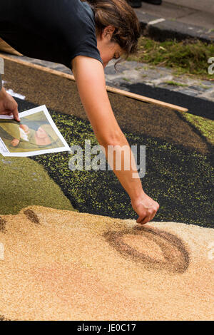 La Orotava, Tenerife, 22 juin 2017. Célébrations Corpus Christi annuelle lorsque les gens locaux faire tapis de pétales de fleurs, de graines et de sable dans les rues et places de La Orotava. Plusieurs des tapis décrivent des scènes de la vie du Christ et le tapis de sable principale dans l'hôtel de ville plaza cette année montre le pape avec une vieille dame paysanne aux côtés de Christ, Moïse, Dieu et une colombe blanche dans son image centrale. Credit : Phil Crean A/Alamy Live News Banque D'Images