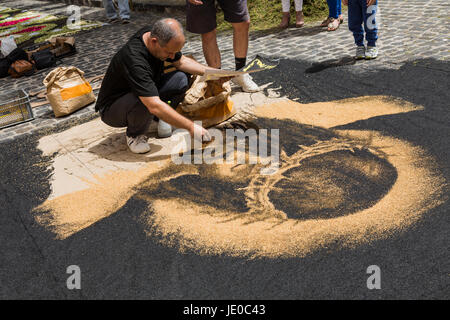 La Orotava, Tenerife, 22 juin 2017. Célébrations Corpus Christi annuelle lorsque les gens locaux faire tapis de pétales de fleurs, de graines et de sable dans les rues et places de La Orotava. Plusieurs des tapis décrivent des scènes de la vie du Christ et le tapis de sable principale dans l'hôtel de ville plaza cette année montre le pape avec une vieille dame paysanne aux côtés de Christ, Moïse, Dieu et une colombe blanche dans son image centrale. Credit : Phil Crean A/Alamy Live News Banque D'Images